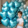Облако из голубых фольгированных сердец
